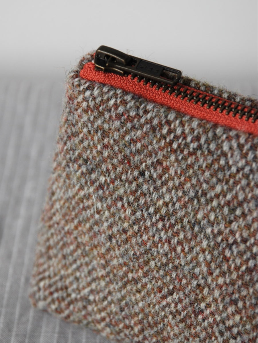 Tweed pouch in Silver/ Bark