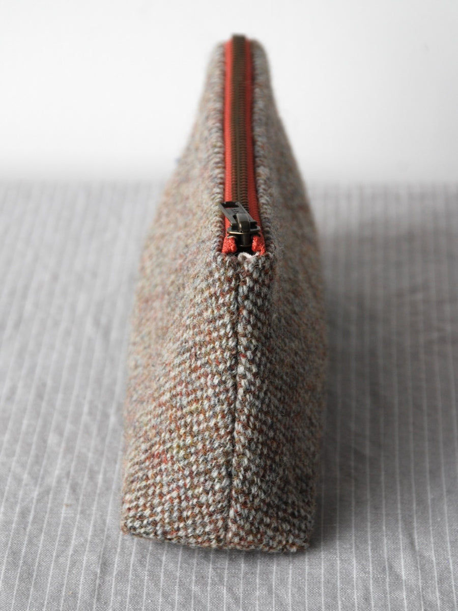 Tweed pouch in Silver/ Bark