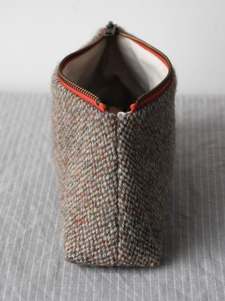 Tweed pouch in Silver/ Bark
